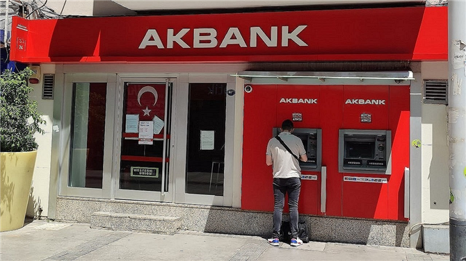 Akbank emekli maaşını kendi bankasından alanlara duyuru yaptı! Bankadan maaş alan para sıkıntısı bitecek!