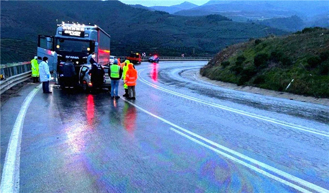 Bursa İznik'te Tır ile Otomobil Çarpıştı: 1 Ölü, 2 Yaralı - Son Dakika