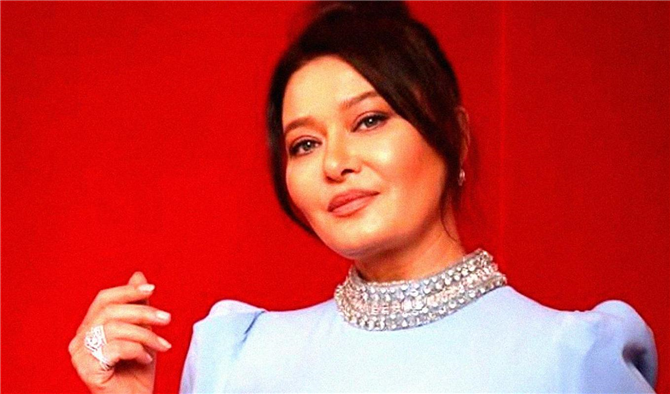 Nurgül Yeşilçay, Sultanahmet Camii Ziyaretiyle Gündemde!