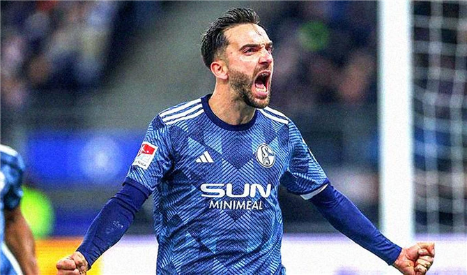 Schalke 04'te Parlayan Yıldız: Kenan Karaman'ın Muhteşem Performansı