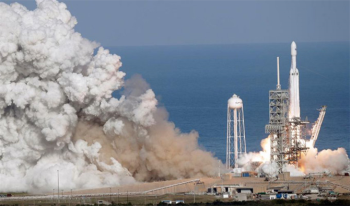 Elon Musk'ın Falcon Heavy Roketi ve Tesla Otomobili Uzaya Fırlatıldı