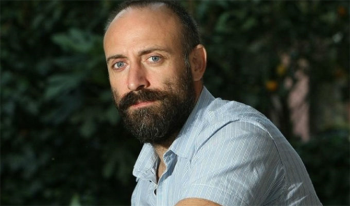 Halit Ergenç Çağdaş Eğitim Vakfı Konserinde Sahneye Çıkıyor