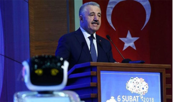 Bakan Ahmet Arslan Sözünü Kesen Robot'a Sinirlendi