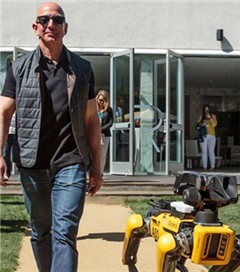 Dünyanın En Zengin Adamı Jeff Bezos, Robot Köpeği SpotMini ile Yürüyüşte